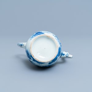 Une verseuse en porcelaine de Chine en bleu et blanc, époque Transition — photo 7