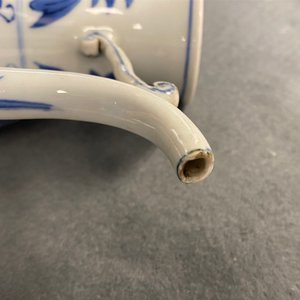 Une verseuse en porcelaine de Chine en bleu et blanc, époque Transition — photo 8