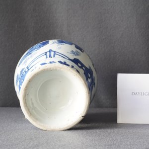 Une verseuse en porcelaine de Chine en bleu et blanc, époque Transition — photo 11