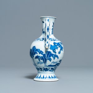 Une verseuse en porcelaine de Chine en bleu et blanc, époque Transition — photo 5