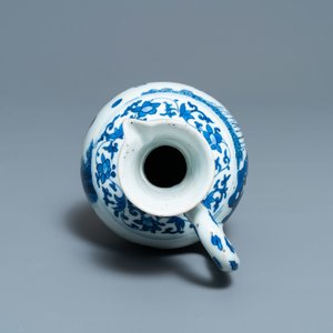 Une verseuse en porcelaine de Chine en bleu et blanc, époque Transition — photo 6