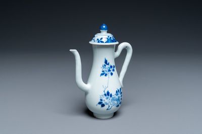 Une verseuse en porcelaine de Chine en bleu et blanc, époque Transition