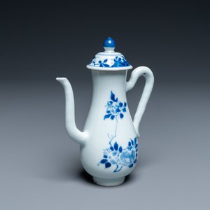 Une verseuse en porcelaine de Chine en bleu et blanc, époque Transition — photo 1