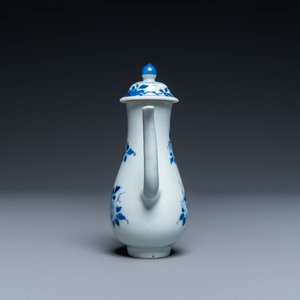 Une verseuse en porcelaine de Chine en bleu et blanc, époque Transition — photo 3