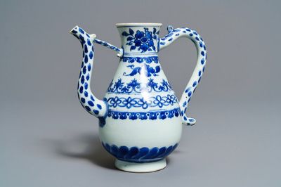 Une verseuse en porcelaine de Chine en bleu et blanc, époque Transition