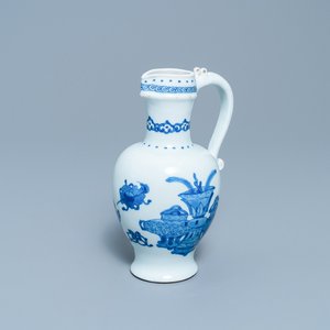 Une verseuse en porcelaine de Chine en bleu et blanc, Kangxi — photo 1