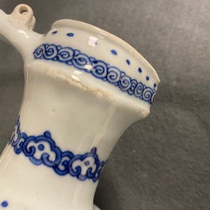 Une verseuse en porcelaine de Chine en bleu et blanc, Kangxi — photo 8