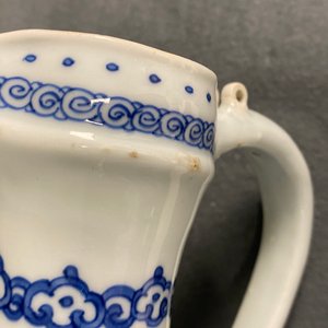 Une verseuse en porcelaine de Chine en bleu et blanc, Kangxi — photo 10