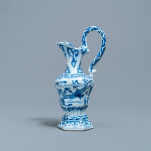 Une verseuse en porcelaine de Chine en bleu et blanc, Kangxi — photo 2