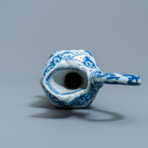 Une verseuse en porcelaine de Chine en bleu et blanc, Kangxi — photo 6