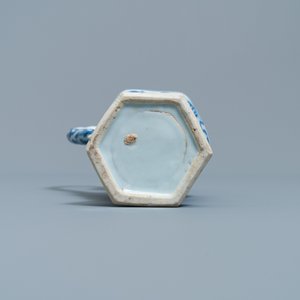 Une verseuse en porcelaine de Chine en bleu et blanc, Kangxi — photo 7