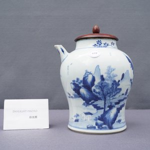 Une verseuse en porcelaine de Chine en bleu et blanc pour le marché vietnamien, Kangxi — photo 9