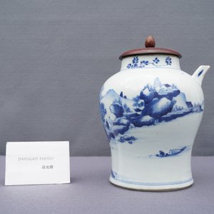 Une verseuse en porcelaine de Chine en bleu et blanc pour le marché vietnamien, Kangxi — photo 10