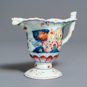 Une verseuse en porcelaine de Chine famille rose à décor 'Feuille de tabac', Qianlong — photo 1