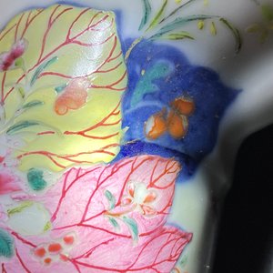Une verseuse en porcelaine de Chine famille rose à décor 'Feuille de tabac', Qianlong — photo 15