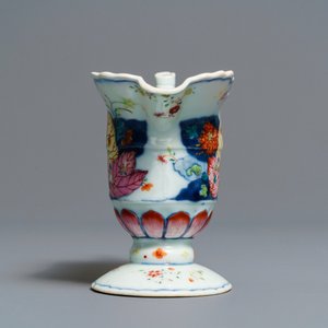 Une verseuse en porcelaine de Chine famille rose à décor 'Feuille de tabac', Qianlong — photo 5