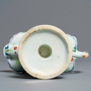Une verseuse en porcelaine de Chine famille rose à décor 'Feuille de tabac', Qianlong — photo 6