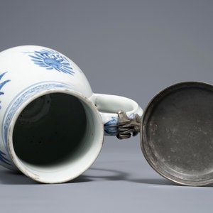 Une verseuse en porcelaine de Japon bleu et blanc d'Arita au couvercle en étain, 17/18ème — photo 8
