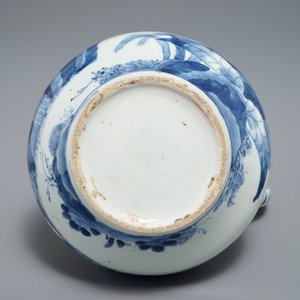 Une verseuse en porcelaine de Japon bleu et blanc d'Arita, un vase Kutani et une boîte couverte Satsuma, Edo/Meji, 17-19ème — photo 12