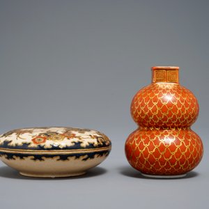 Une verseuse en porcelaine de Japon bleu et blanc d'Arita, un vase Kutani et une boîte couverte Satsuma, Edo/Meji, 17-19ème — photo 4