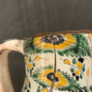 Une verseuse en potterie 'Habaner' à décor de chasse, monogrammé IL, Slovaquie, 18ème — photo 8