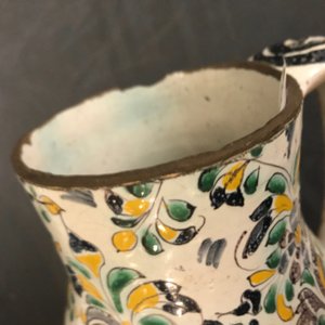 Une verseuse en potterie 'Habaner' à décor de chasse, monogrammé IL, Slovaquie, 18ème — photo 9