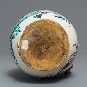Une verseuse en potterie 'Habaner' à décor de la 'Trinité', Slovaquie, datée 1820 — photo 7