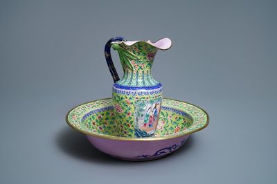 Une verseuse et son bassin en émaux de Canton, Chine, Qianlong/Jiaqing
