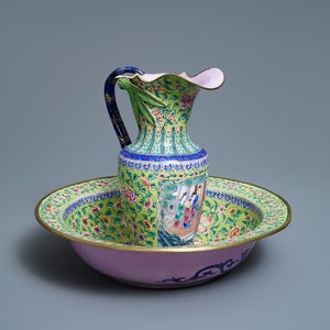Une verseuse et son bassin en émaux de Canton, Chine, Qianlong/Jiaqing — photo 1