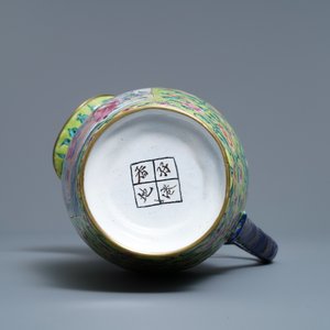 Une verseuse et son bassin en émaux de Canton, Chine, Qianlong/Jiaqing — photo 7