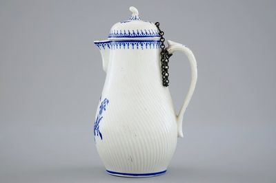Une verseuse et son couvercle en porcelaine de Tournai, 18ème