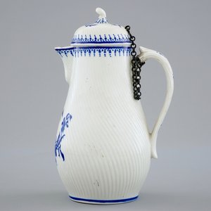 Une verseuse et son couvercle en porcelaine de Tournai, 18ème — photo 1