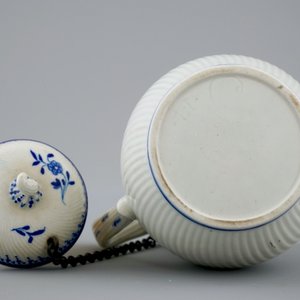 Une verseuse et son couvercle en porcelaine de Tournai, 18ème — photo 6