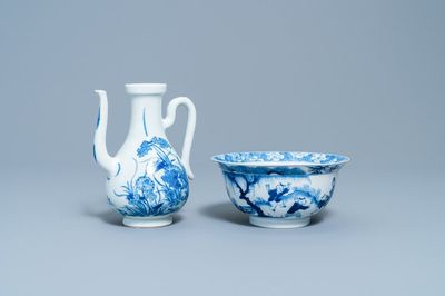 Une verseuse et un bol au tigre en porcelaine de Chine en bleu et blanc, marque et époque de Kangxi