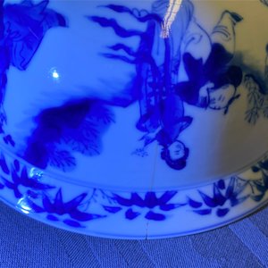 Une verseuse et un bol au tigre en porcelaine de Chine en bleu et blanc, marque et époque de Kangxi — photo 14