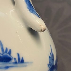Une verseuse et un bol au tigre en porcelaine de Chine en bleu et blanc, marque et époque de Kangxi — photo 15