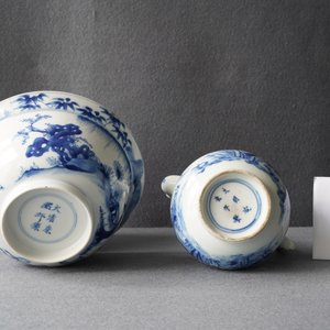 Une verseuse et un bol au tigre en porcelaine de Chine en bleu et blanc, marque et époque de Kangxi — photo 22