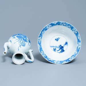 Une verseuse et un bol au tigre en porcelaine de Chine en bleu et blanc, marque et époque de Kangxi — photo 6
