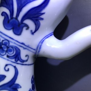 Une verseuse et une bouteille en porcelaine de Chine bleu et blanc, époque Transition et Wanli — photo 12