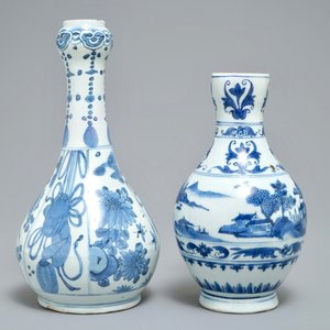 Une verseuse et une bouteille en porcelaine de Chine bleu et blanc, époque Transition et Wanli — photo 3