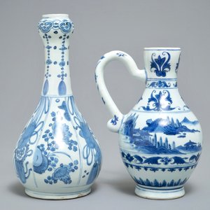 Une verseuse et une bouteille en porcelaine de Chine bleu et blanc, époque Transition et Wanli — photo 4
