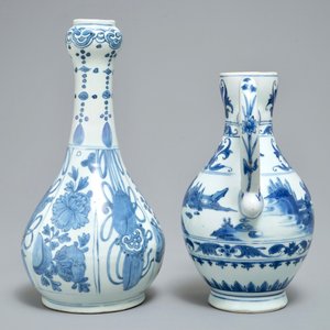 Une verseuse et une bouteille en porcelaine de Chine bleu et blanc, époque Transition et Wanli — photo 5