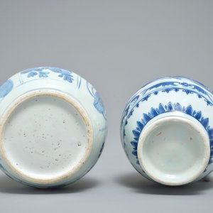 Une verseuse et une bouteille en porcelaine de Chine bleu et blanc, époque Transition et Wanli — photo 6