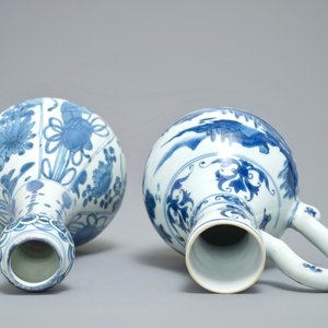 Une verseuse et une bouteille en porcelaine de Chine bleu et blanc, époque Transition et Wanli — photo 7