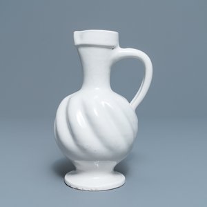 Une verseuse godronnée en faïence blanche de Delft, 17ème — photo 2