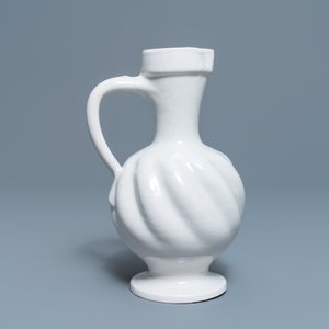 Une verseuse godronnée en faïence blanche de Delft, 17ème — photo 4