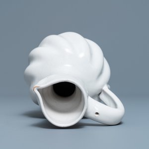 Une verseuse godronnée en faïence blanche de Delft, 17ème — photo 6