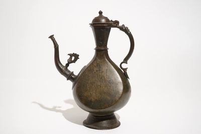 Une verseuse islamique en bronze avec inscription, Qajar, Iran, 19ème