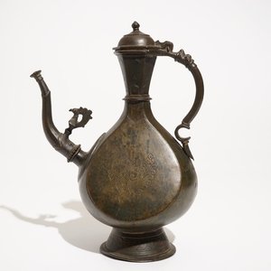Une verseuse islamique en bronze avec inscription, Qajar, Iran, 19ème — photo 1