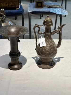 Une verseuse pour le marché islamique et un vase de forme 'gu' en bronze, Chine, Ming — photo 1